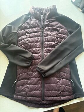 Weatherproof 32 degrees Women's Quilted Hybrid Jacket - Black and Deep Plum
